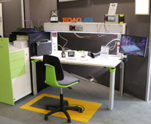 Tavolo da laboratorio attrezzato